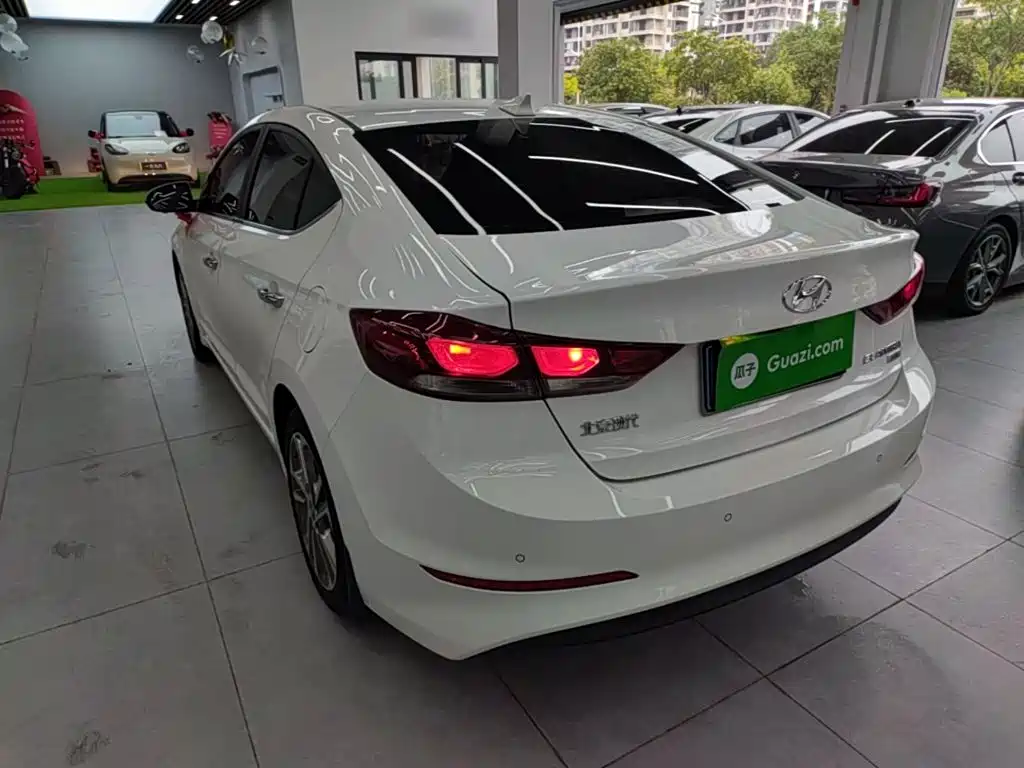 Hyundai Elantra — фото 5