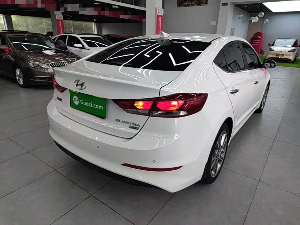 Hyundai Elantra — фото 7