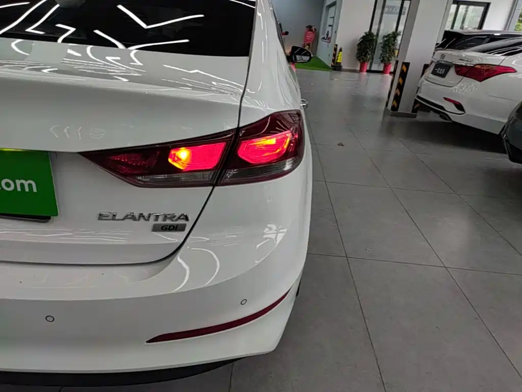 Hyundai Elantra — фото 8