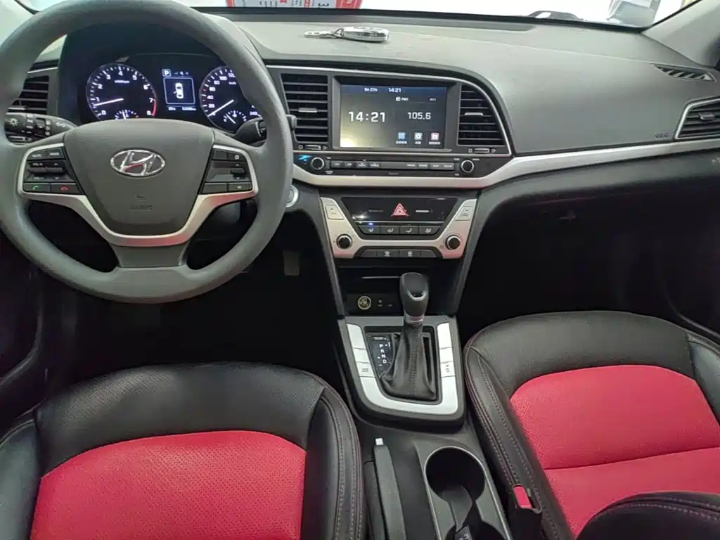 Hyundai Elantra — фото 10