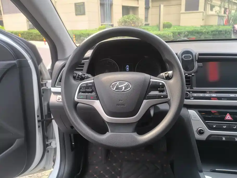 Hyundai Elantra — фото 15