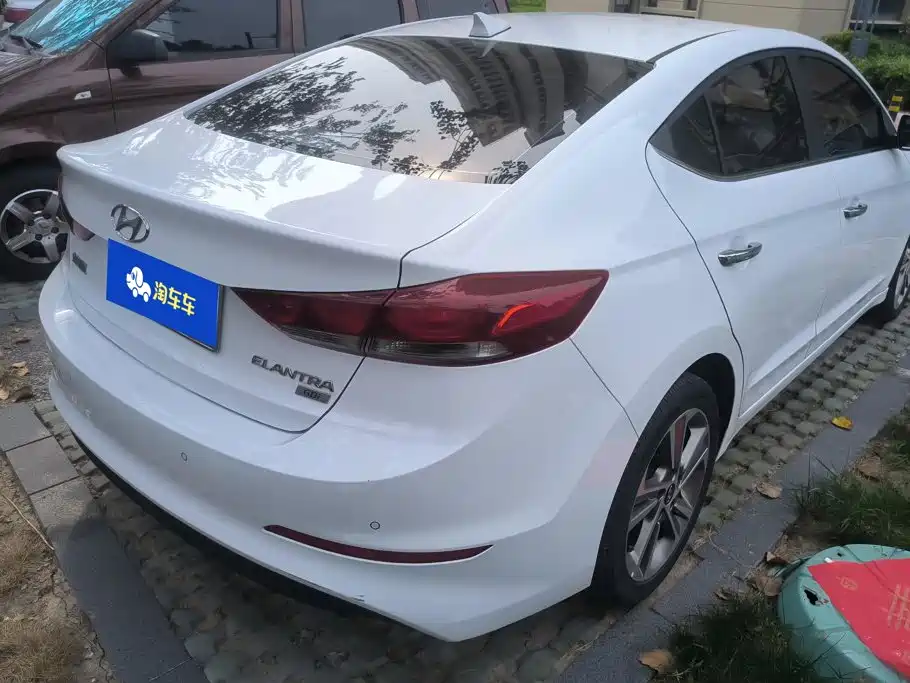 Hyundai Elantra — фото 3