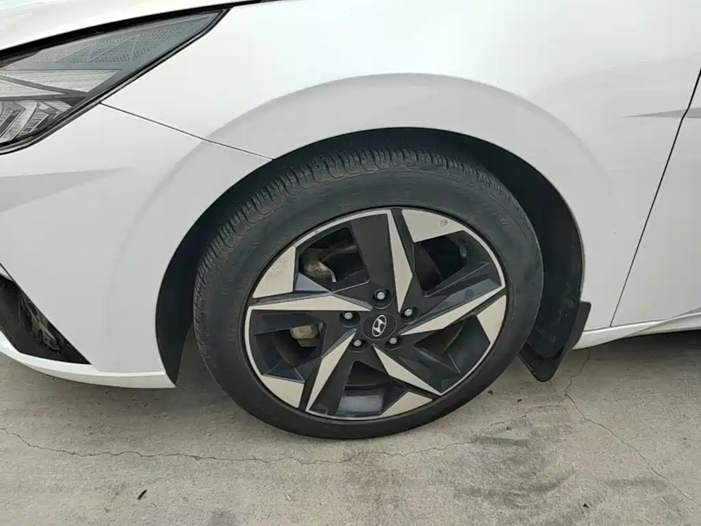 Hyundai Elantra — фото 23