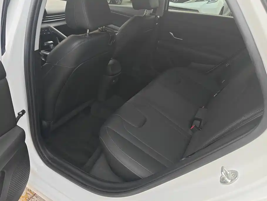 Hyundai Elantra — фото 11
