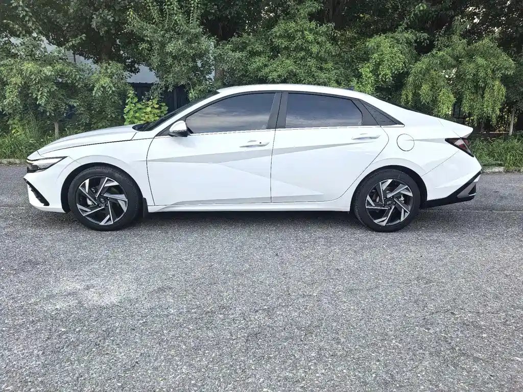 Hyundai Elantra — фото 3