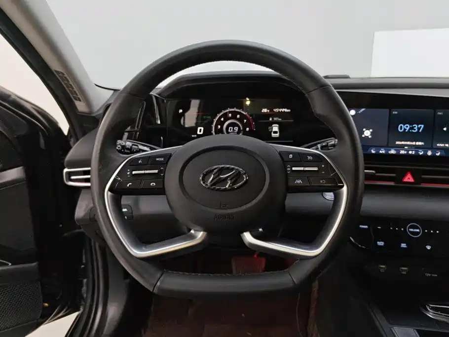 Hyundai Elantra — фото 15