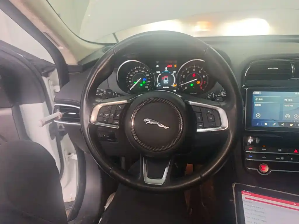 Jaguar F-PACE — фото 11