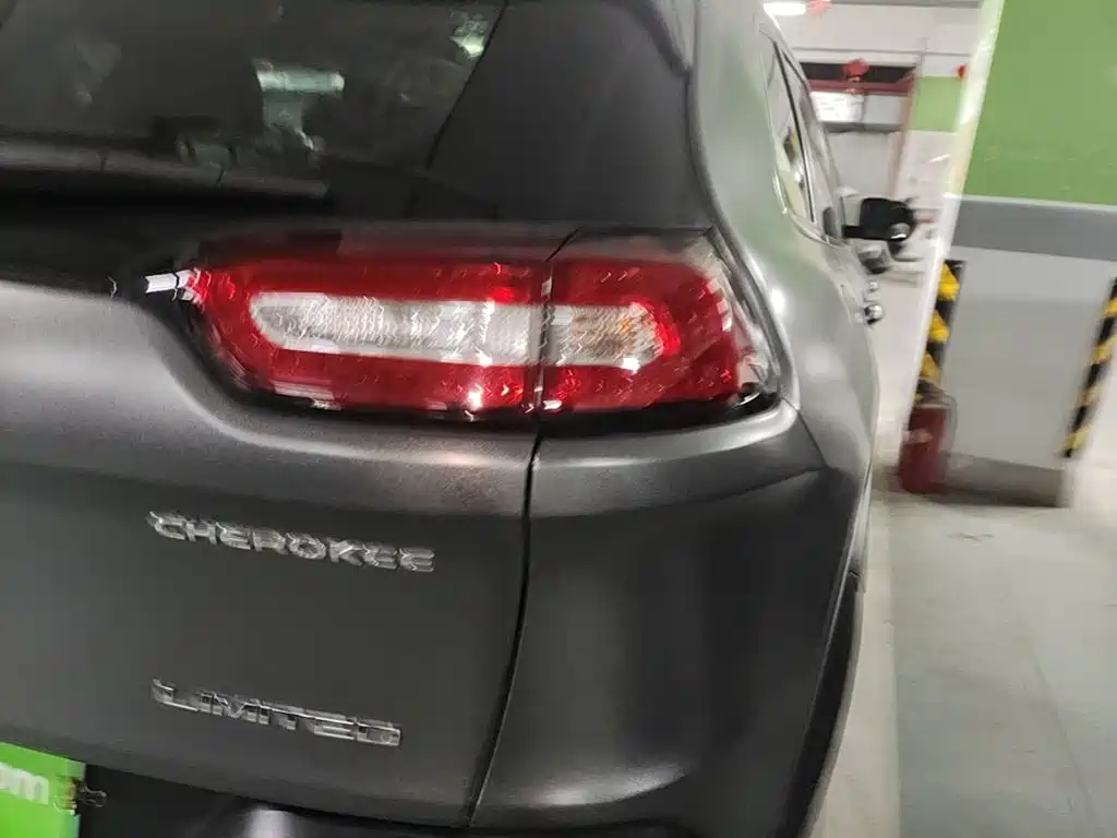 Jeep Cherokee — фото 24