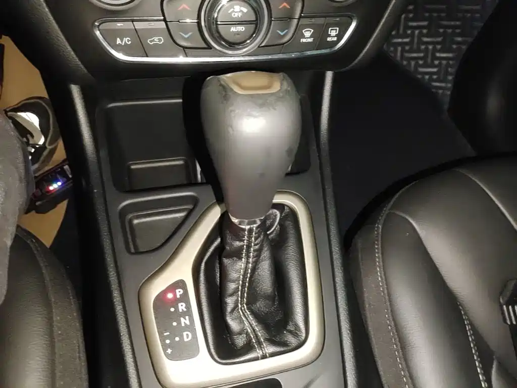 Jeep Cherokee — фото 10