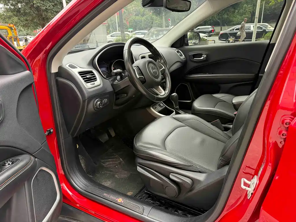 Jeep Compass — фото 8