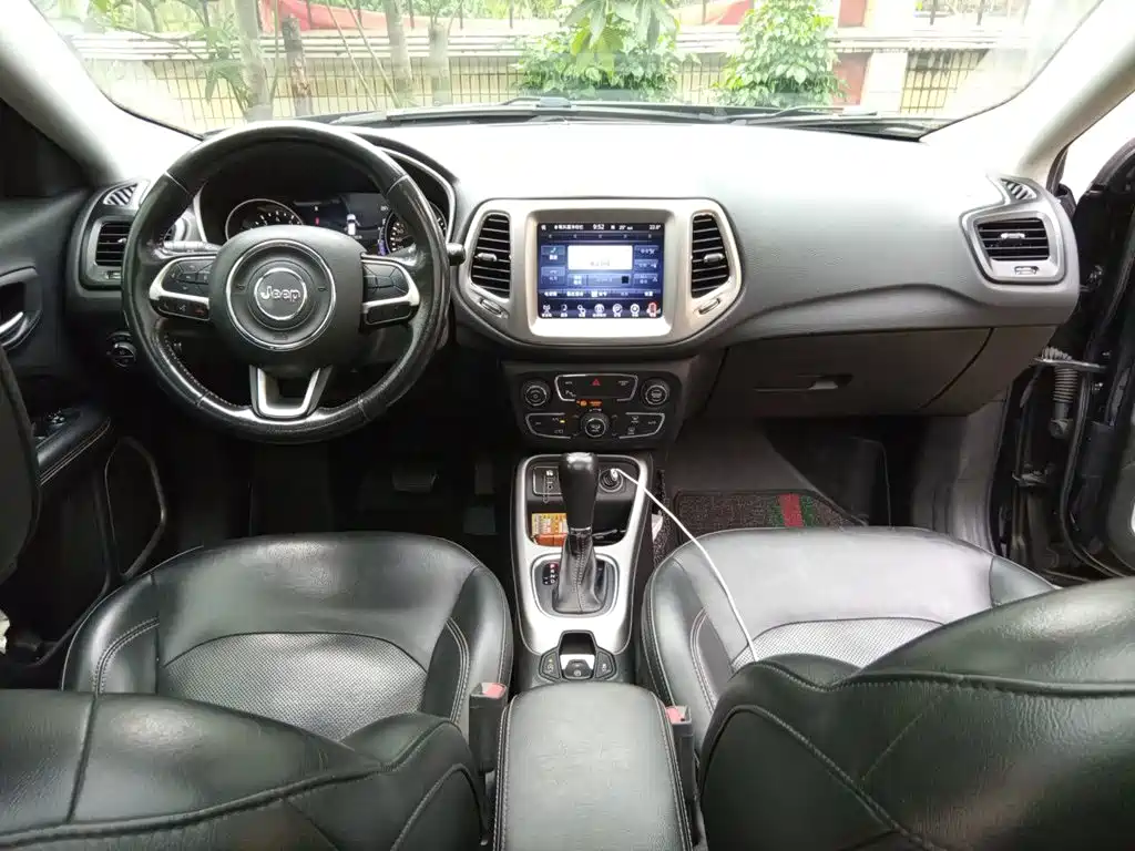Jeep Compass — фото 10