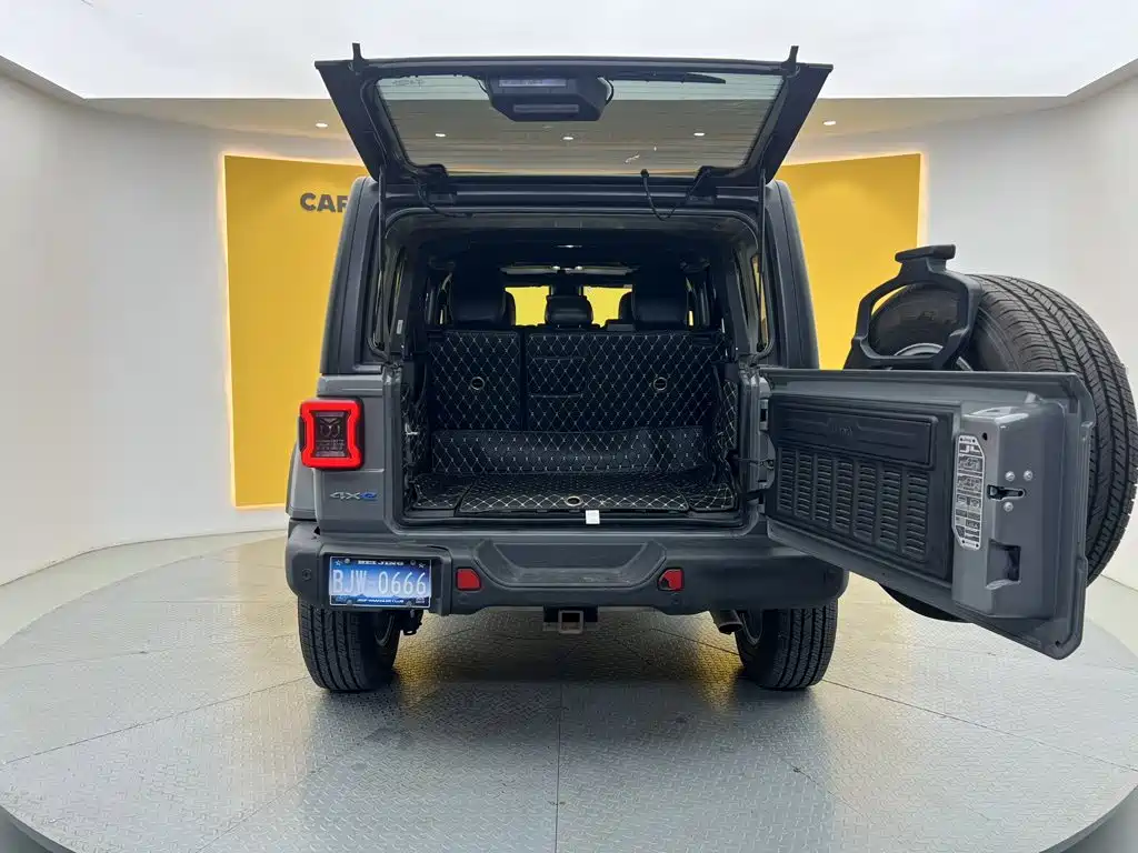 Jeep Wrangler PHEV — фото 11