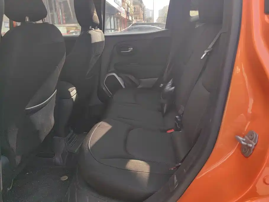 Jeep Renegade — фото 11