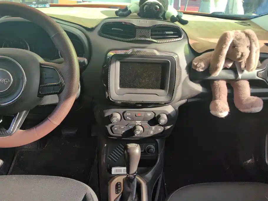 Jeep Renegade — фото 13