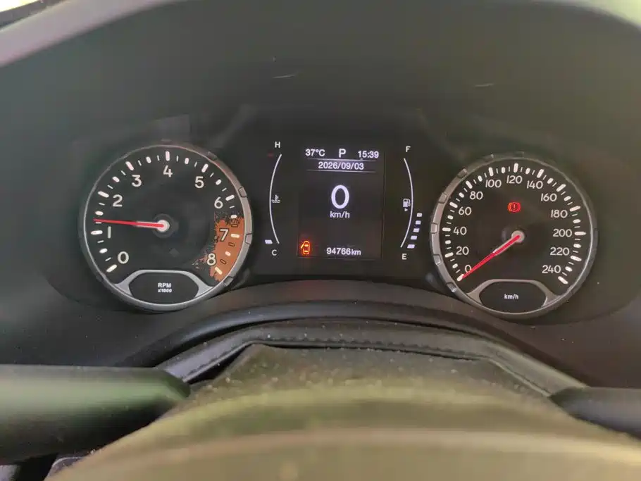 Jeep Renegade — фото 14
