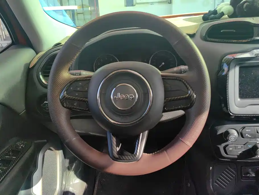 Jeep Renegade — фото 15