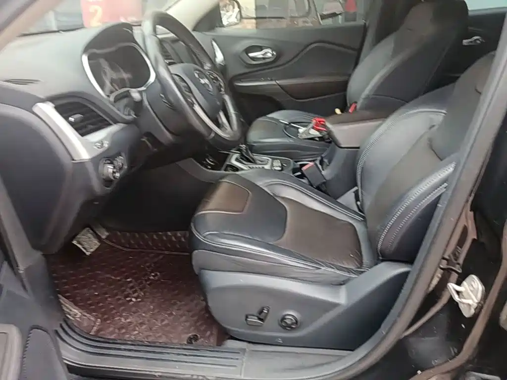 Jeep Cherokee — фото 15