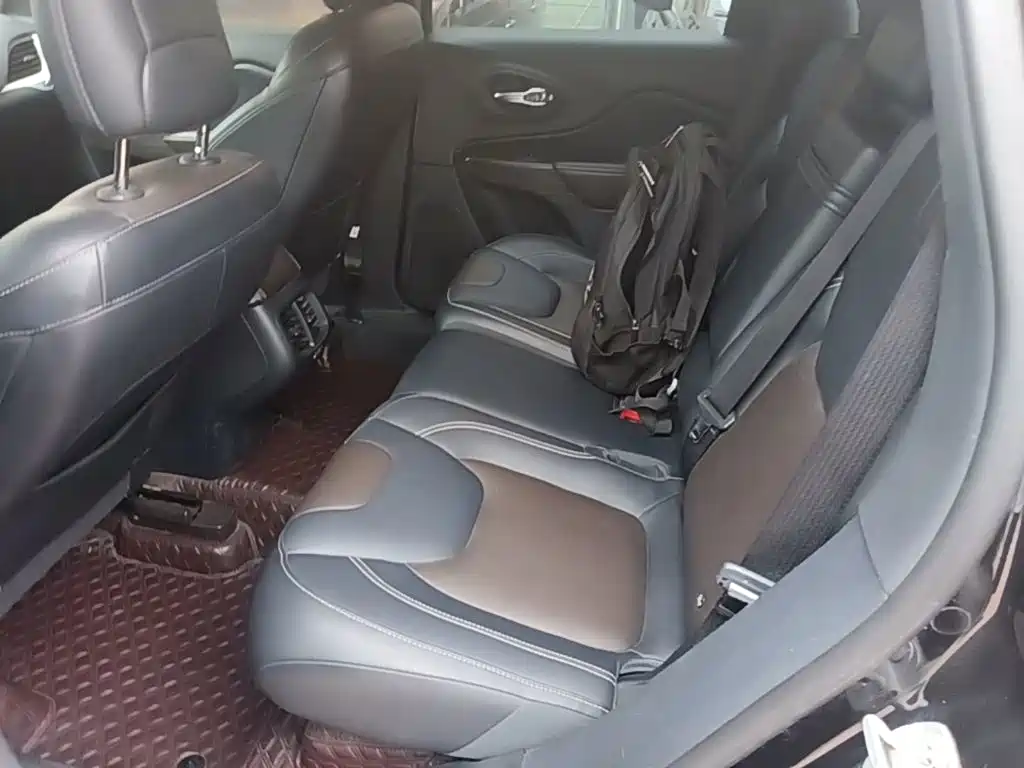 Jeep Cherokee — фото 17