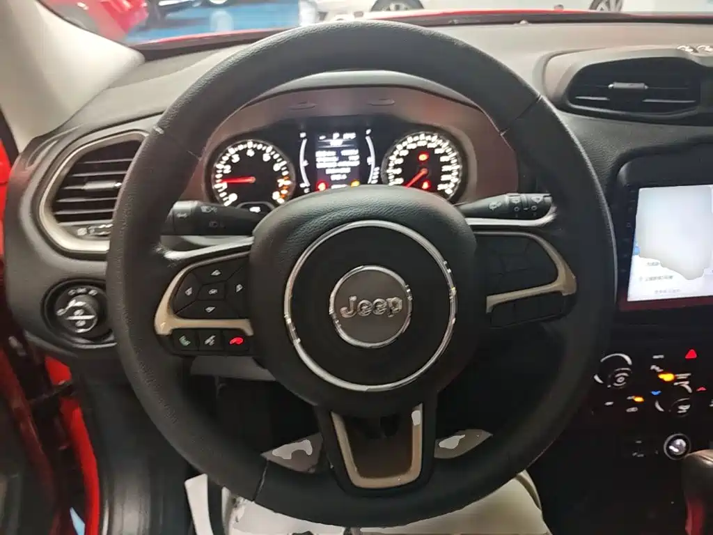 Jeep Renegade — фото 11