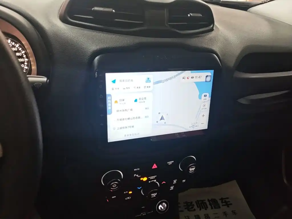 Jeep Renegade — фото 13