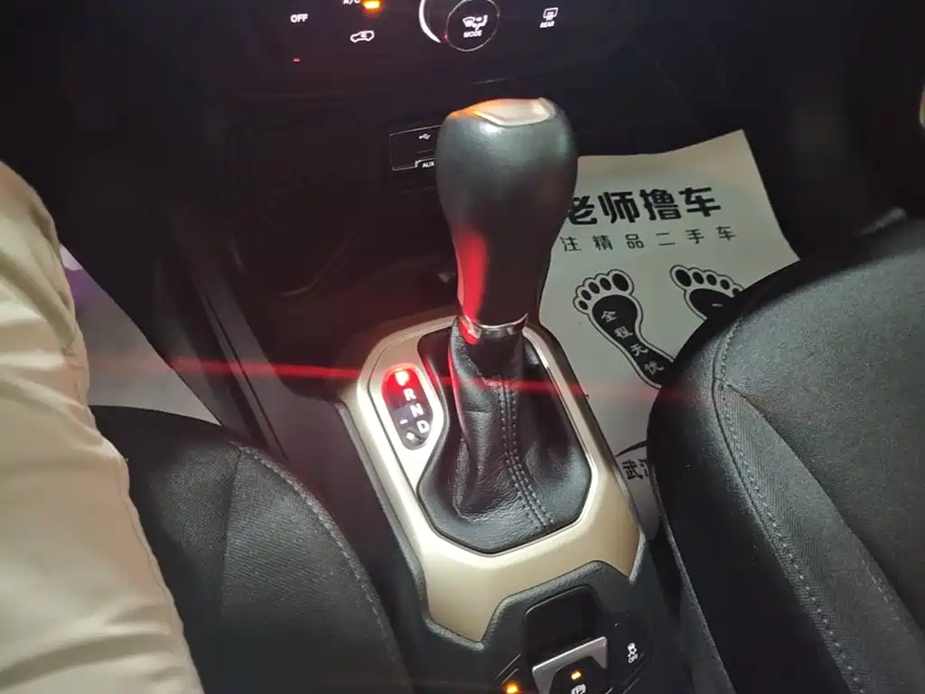 Jeep Renegade — фото 14