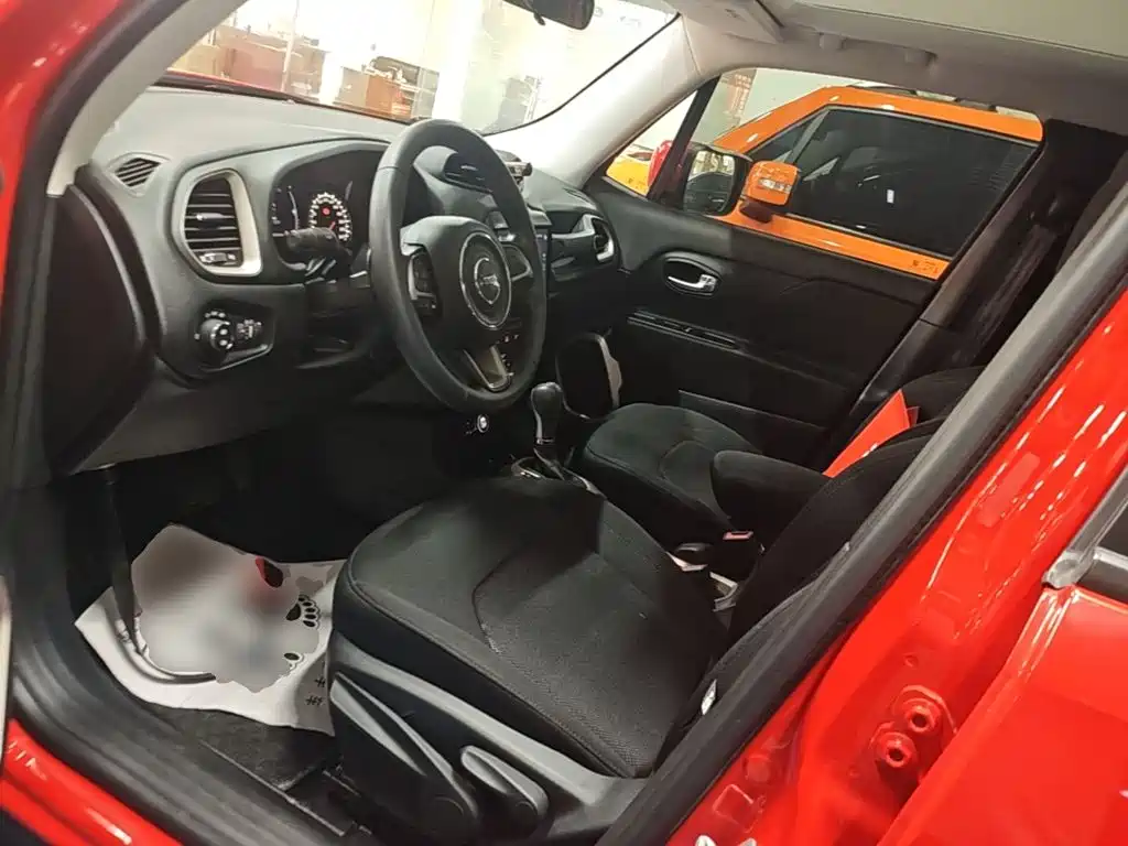 Jeep Renegade — фото 15