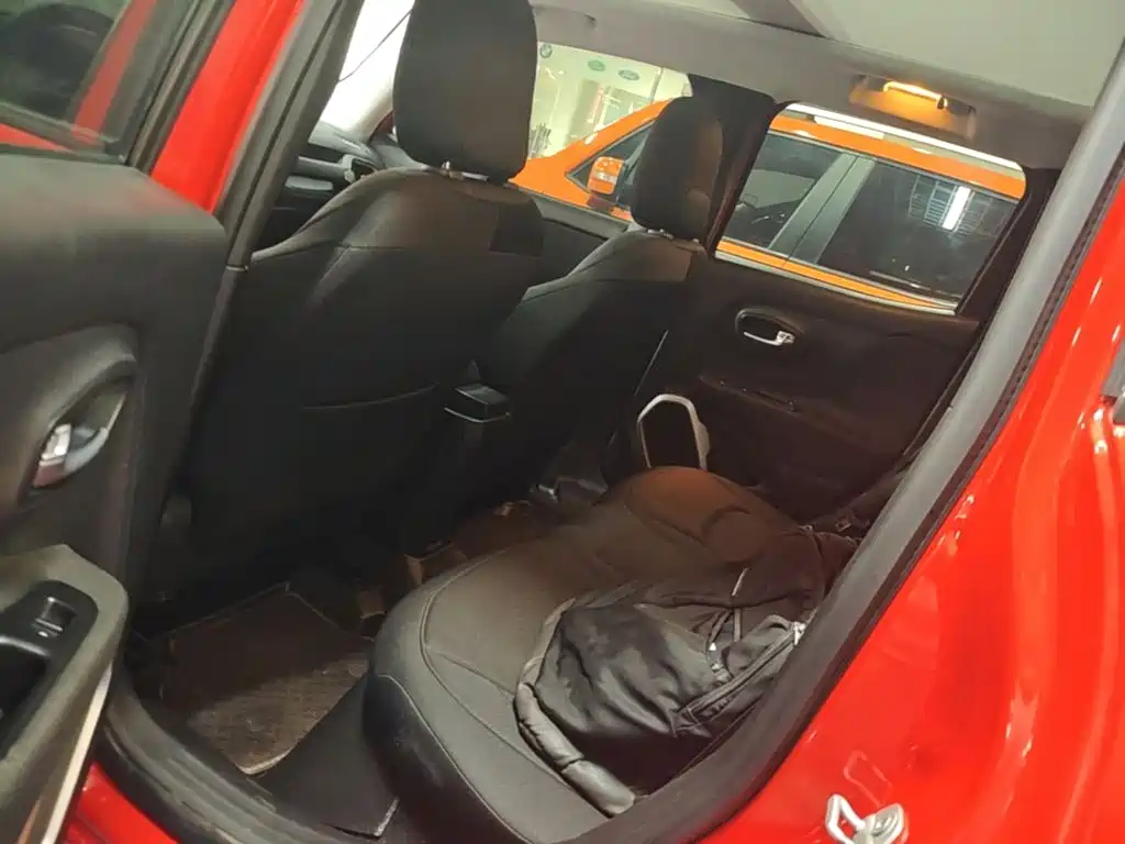 Jeep Renegade — фото 17