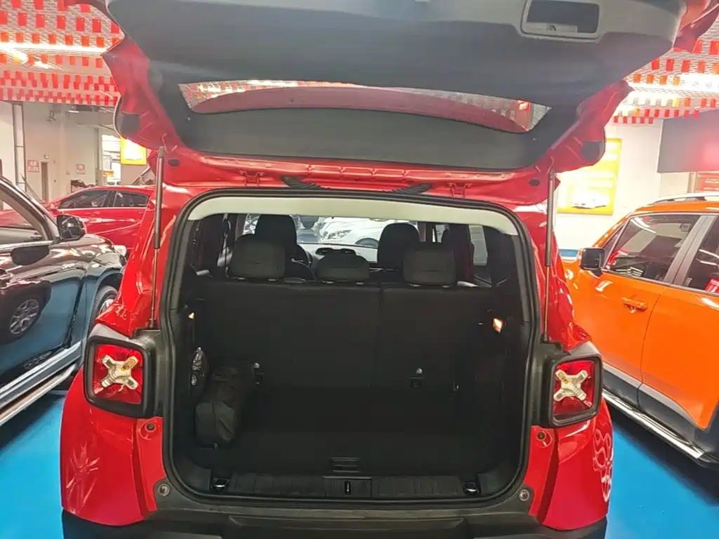 Jeep Renegade — фото 19