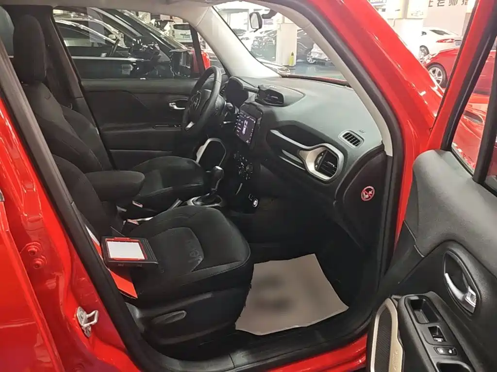 Jeep Renegade — фото 25