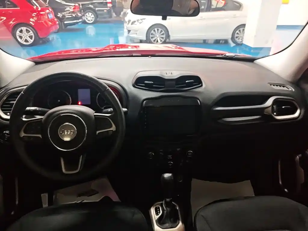 Jeep Renegade — фото 10
