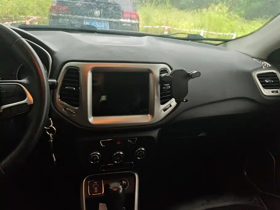 Jeep Compass — фото 13