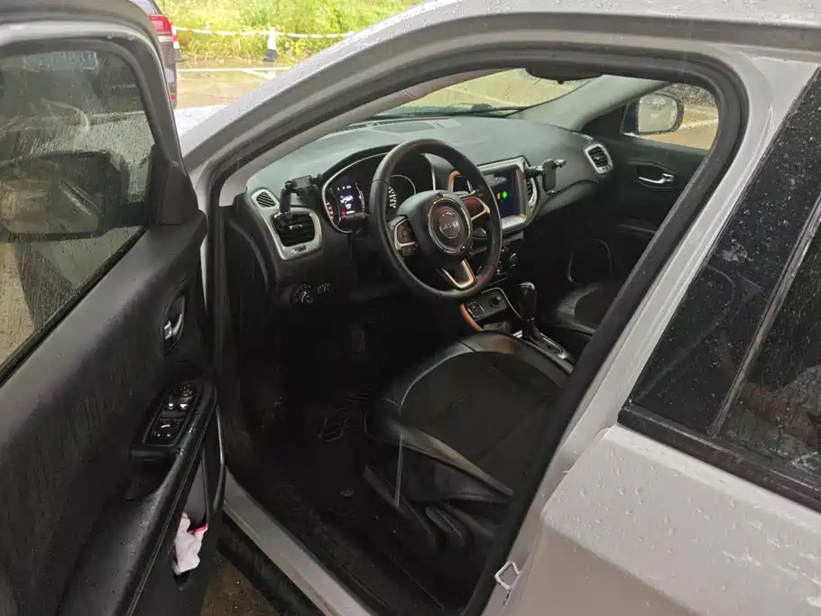 Jeep Compass — фото 9