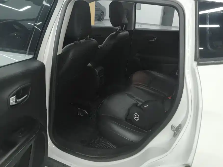 Jeep Compass — фото 11