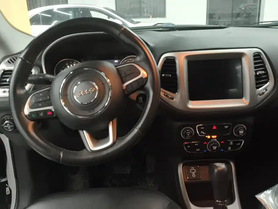 Jeep Compass — фото 13