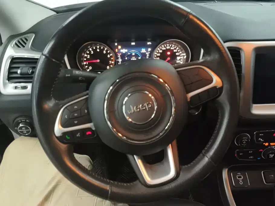 Jeep Compass — фото 15