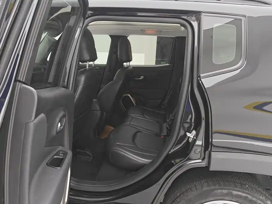 Jeep Renegade — фото 11