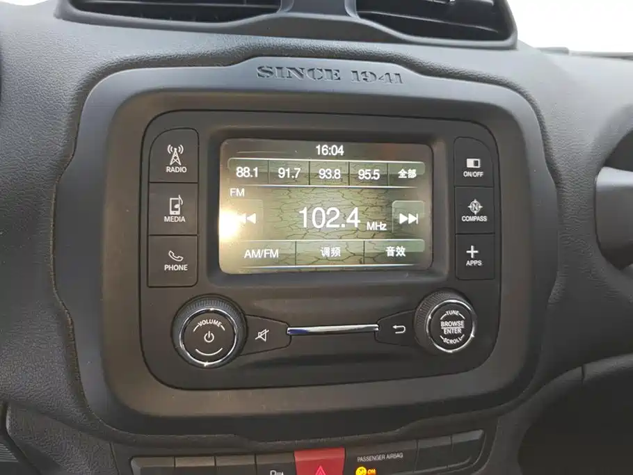 Jeep Renegade — фото 13
