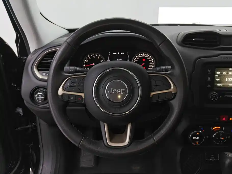 Jeep Renegade — фото 15
