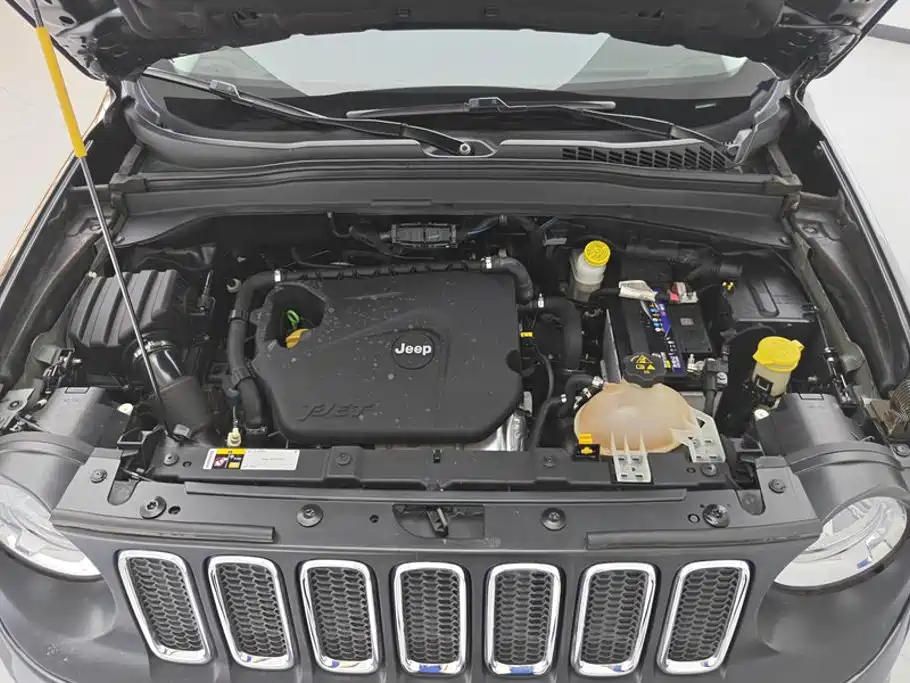 Jeep Renegade — фото 10