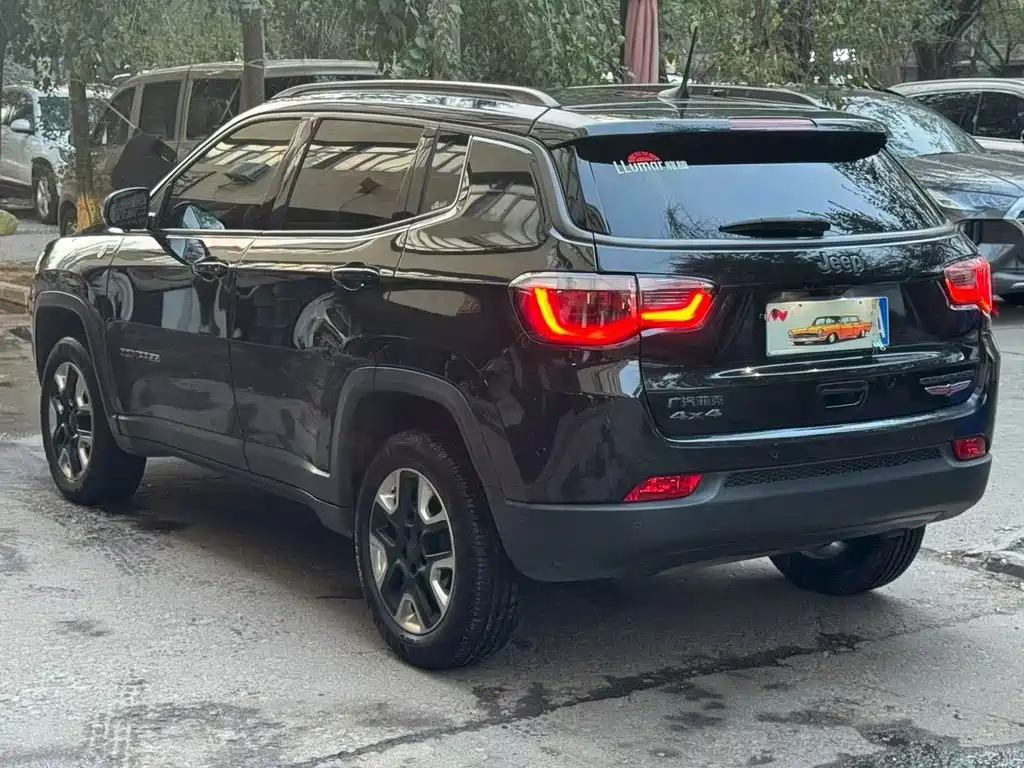 Jeep Compass — фото 9
