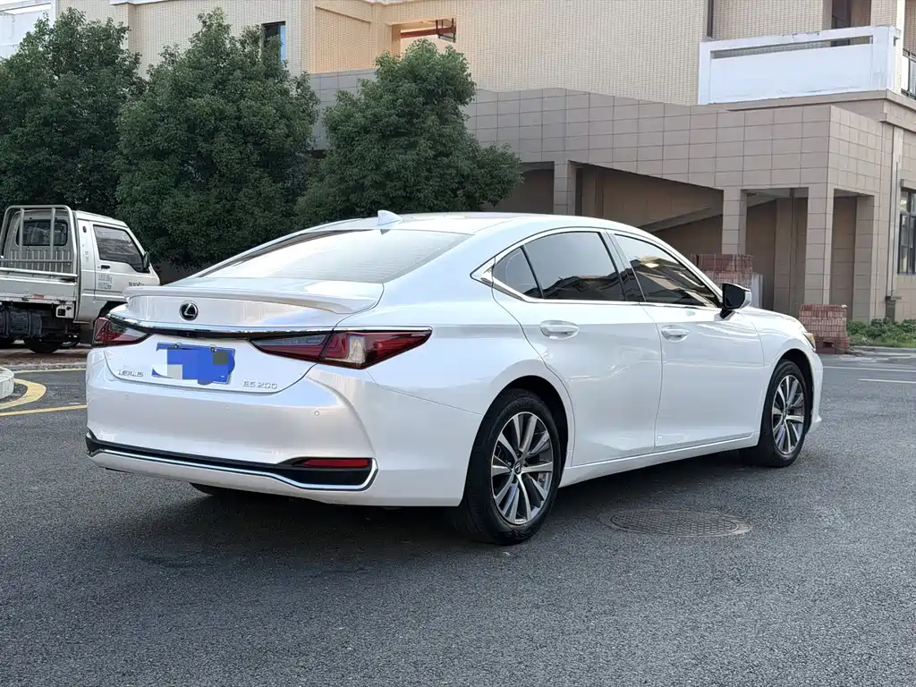 Lexus ES — фото 5