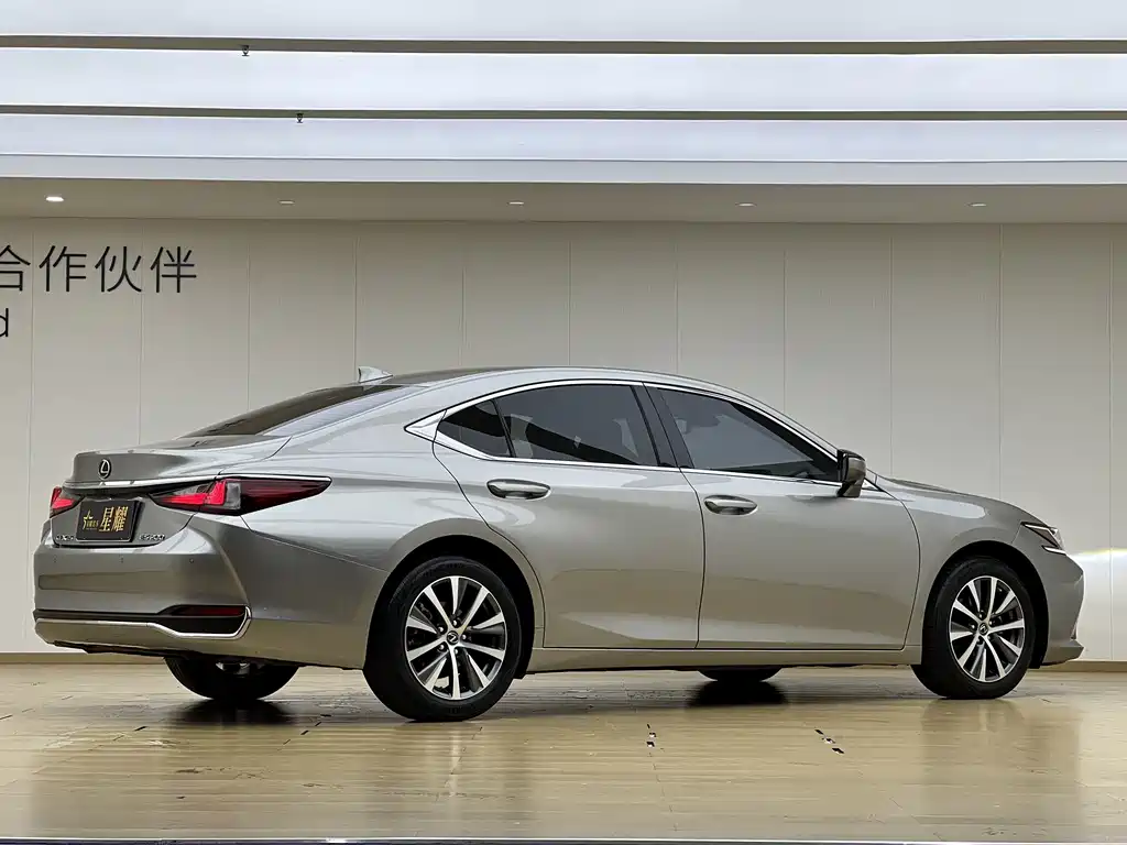 Lexus ES — фото 20