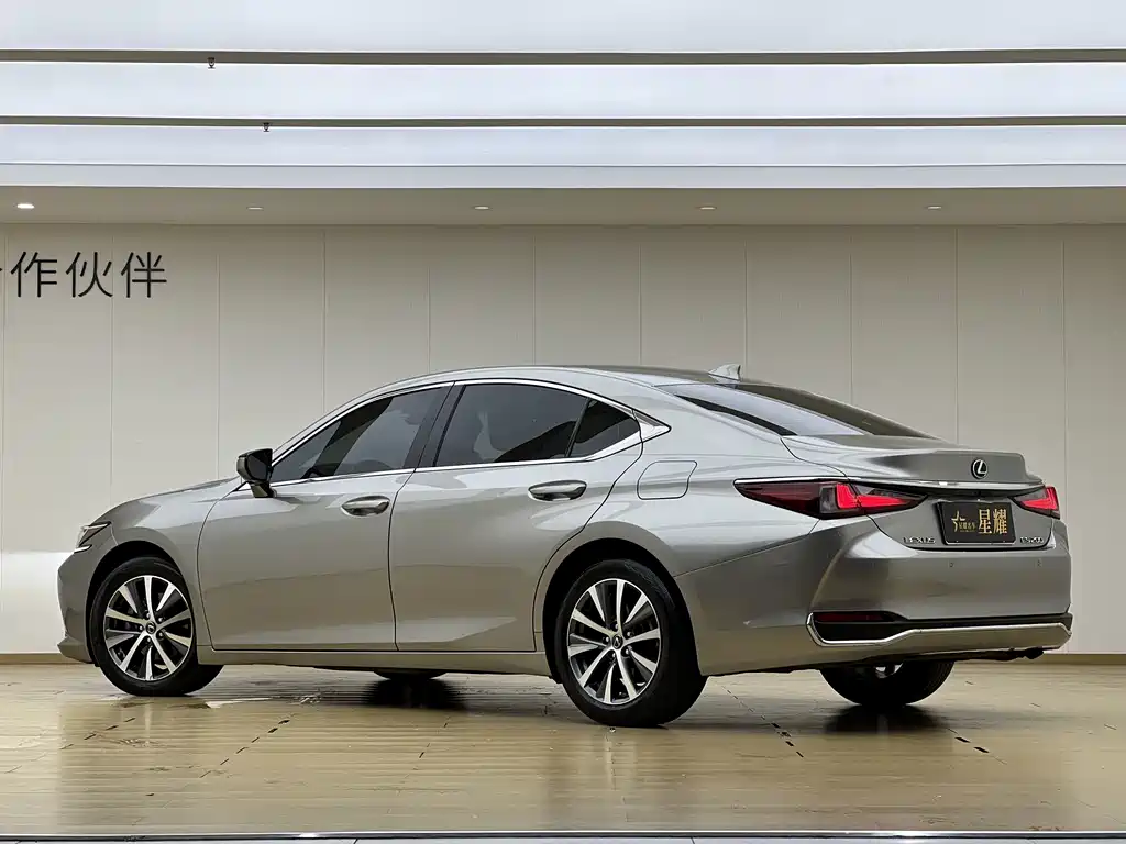 Lexus ES — фото 22