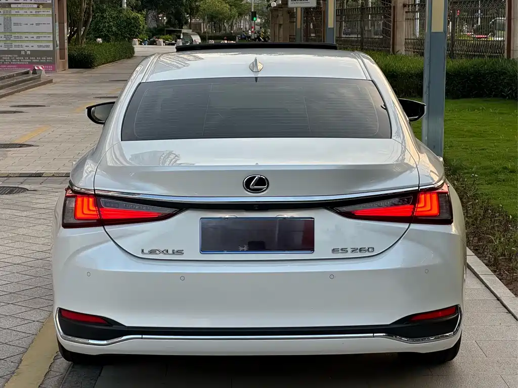 Lexus ES — фото 11