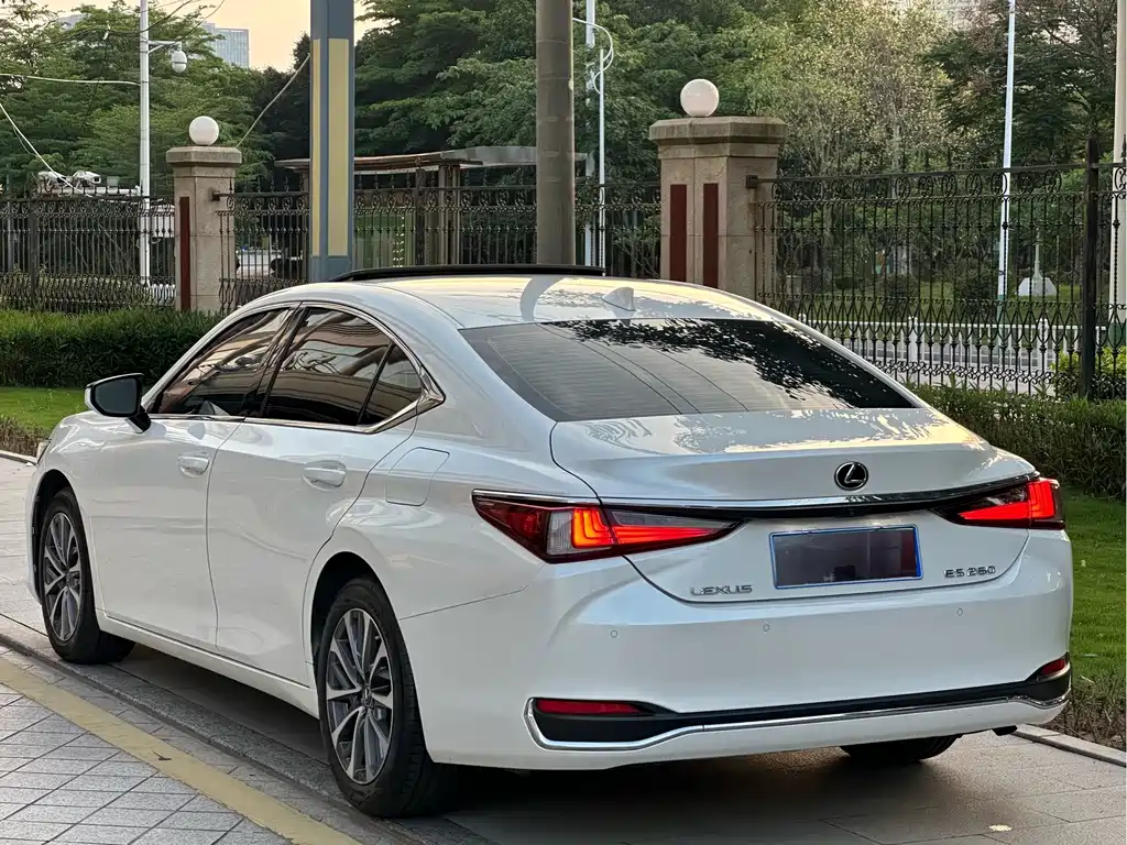 Lexus ES — фото 10