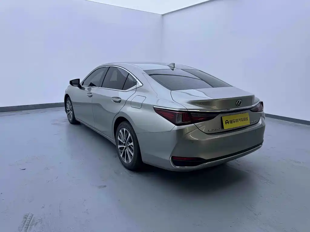 Lexus ES — фото 15