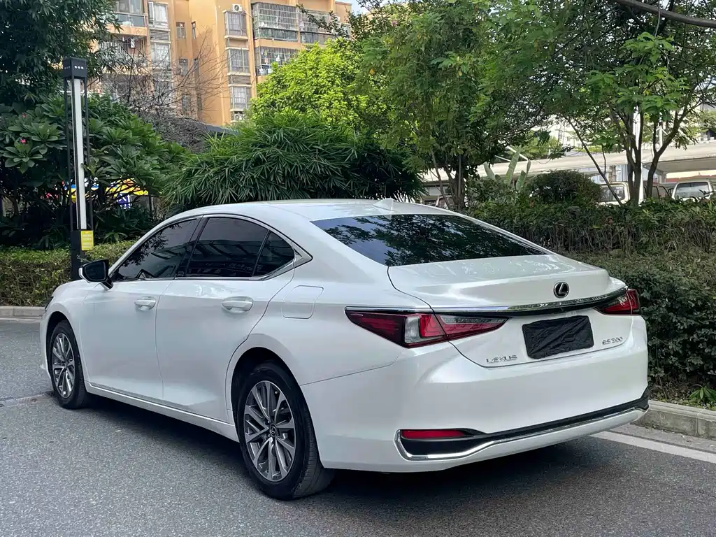 Lexus ES — фото 8