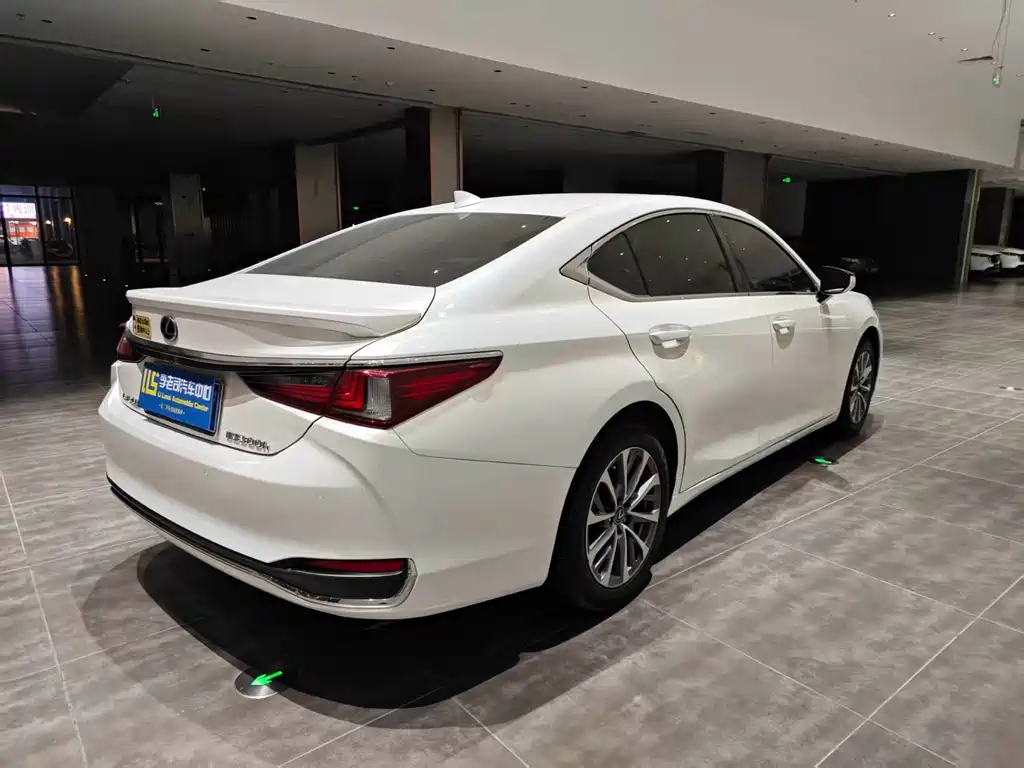 Lexus ES — фото 5