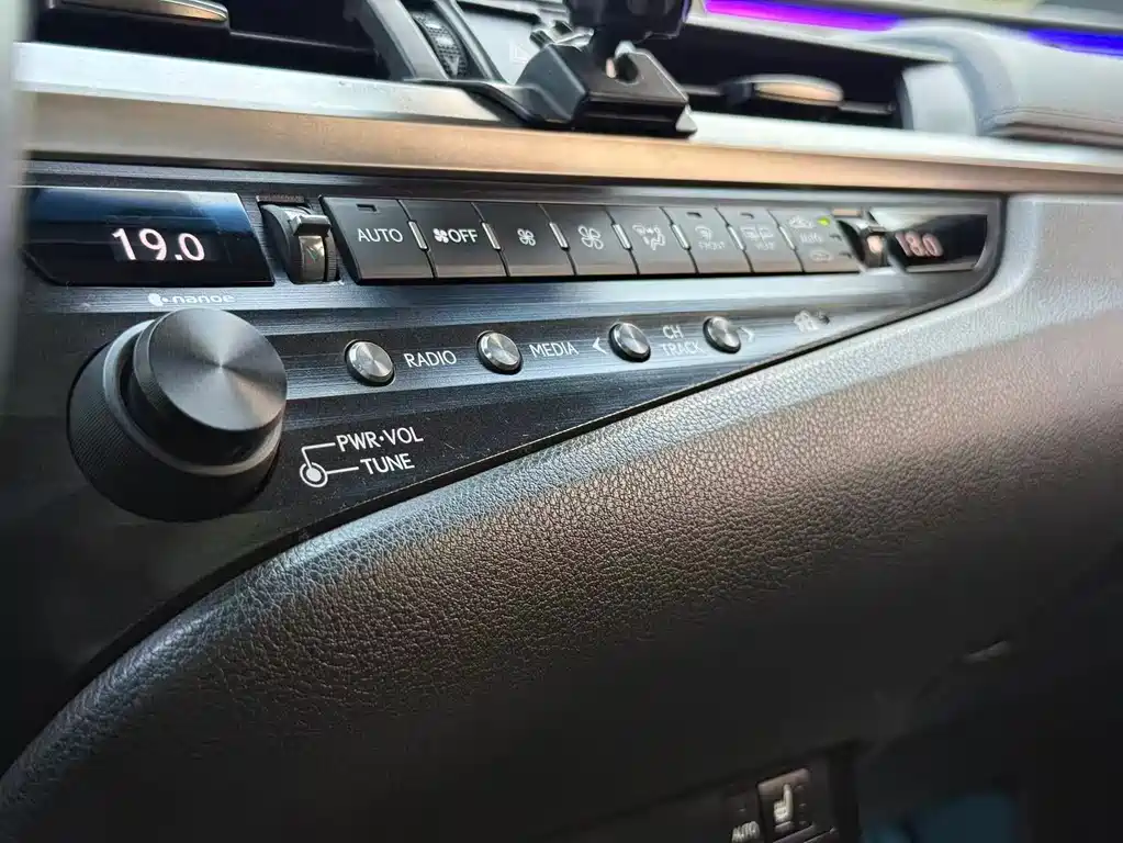 Lexus ES — фото 15