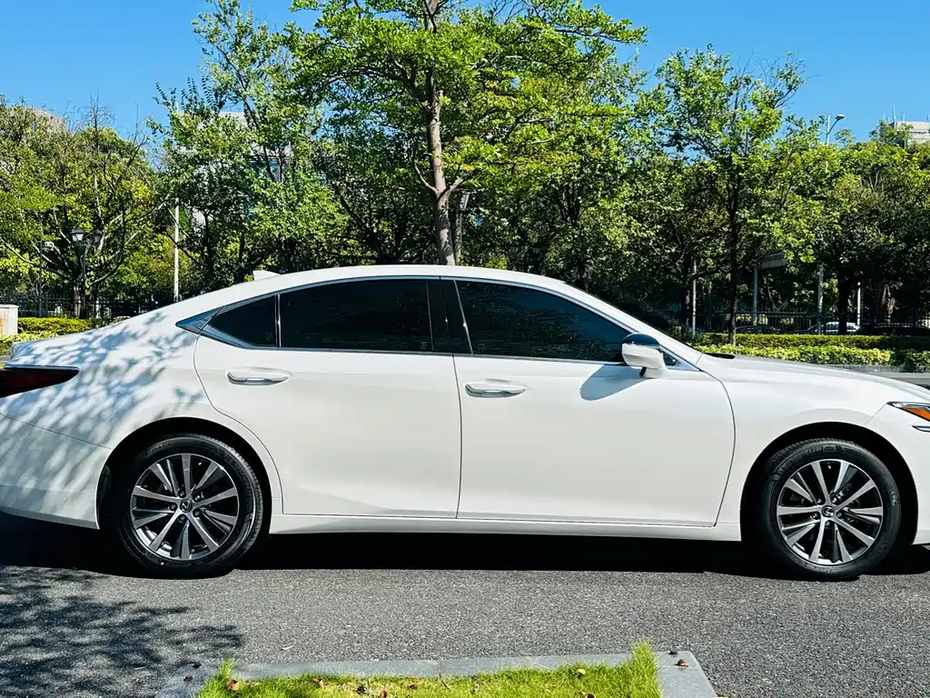 Lexus ES — фото 11
